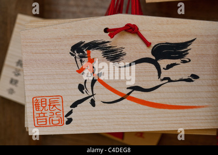 EMA, kleine hölzerne Plaketten auf dem Besucher wünschen, Hase-Dera Tempel, Kamakura, Japan schreiben. Stockfoto