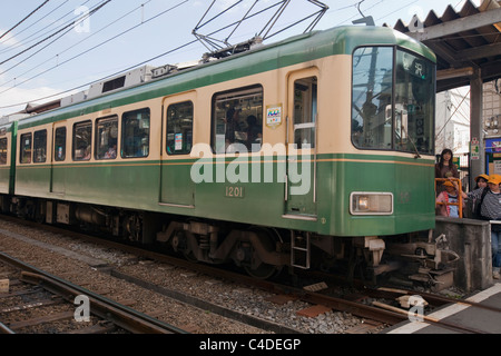 Enoden Enoshima Zug hielten an Hase Station, Kamakura, Japan. Stockfoto