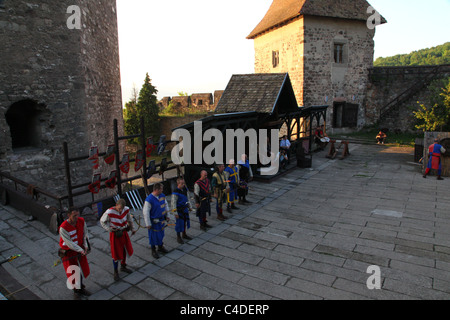 Ungarn, Männer vorgeben mittelalterlichen Ritter in Visegrad Schloss Stockfoto