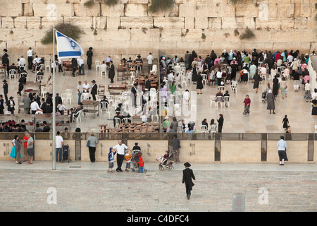 Jüdische Männer und Frauen beten in getrennten Abschnitten von der Klagemauer, Jerusalem, Israel. Stockfoto