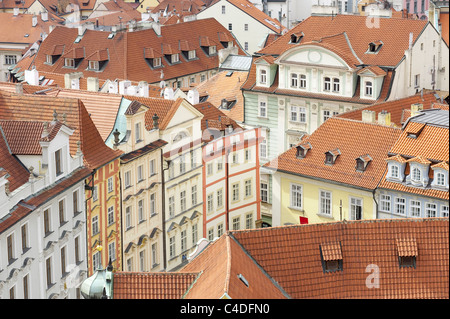 Terrakotta-Dächer der gotischen Altstadt Prag, gesehen vom alten Turm des Rathauses am Altstädter Ring, Prag Stockfoto