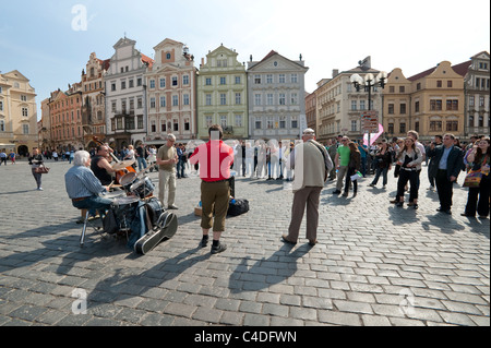 Vor dem Hintergrund der alten gotischen Bauwerke unterhalten Straßenmusiker die Massen in den Altstädter Ring, Prag Stockfoto