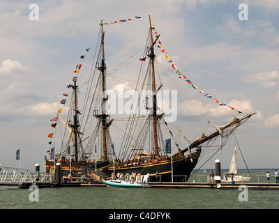 Nachbildung der HMS Bounty festgemacht an Cowes Isle Of Wight England UK Stockfoto