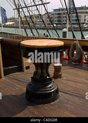 Capstan an Bord der Nachbau der HMS Bounty festgemacht an Cowes Isle Of Wight England UK Stockfoto