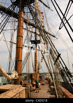 Deck des Replikats von HMS Bounty festgemacht an Cowes Isle Of Wight England UK Stockfoto