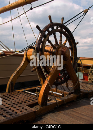 Steuerrad des Replikats HMS Bounty festgemacht an Cowes Isle Of Wight England UK Stockfoto