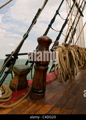 Deck des Replikats HMS Bounty festgemacht an Cowes Isle Of Wight England UK Stockfoto