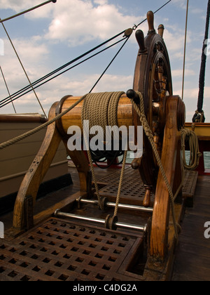 Steuerrad des Replikats HMS Bounty festgemacht an Cowes Isle Of Wight England UK Stockfoto