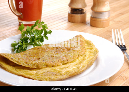 Omelette mit Käse serviert auf weißen Teller Stockfoto