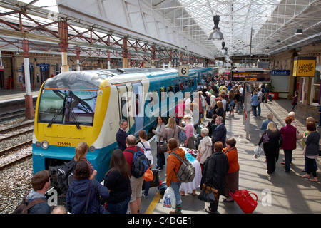 Zug-Ankunft am Bahnhof in Crewe, Cheshire, UK Stockfoto