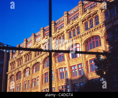 Reflexionen in den Schaufenstern der 101 Barbirolli Square-Kanada-Haus Stockfoto