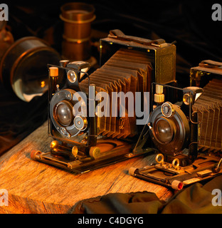 Stillleben mit zwei nostalgischen Kameras und Zubehör. Studio in warm getönten Ambiente erschossen Stockfoto