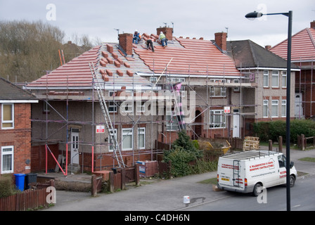 Drei Männer neues Dach Verlegung Fliesen auf drei angrenzenden Grundstücken Re Überdachung ACIS Eigenschaften, Hastilar Straße nach Süden, Sheffield, 2011 Stockfoto