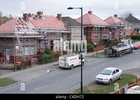 Handauflegen neue Dachziegel auf 3 benachbarten Häusern & Blick auf weitere neue Dächer Street Re Bedachung Hastilar Straße nach Süden, Sheffield, 2011 Stockfoto