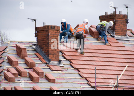 Drei Männer am Dach des Hauses legen neue Dachziegel, Re Überdachung ACIS Eigenschaften, Hastilar Straße nach Süden, Sheffield, März 2011 Stockfoto