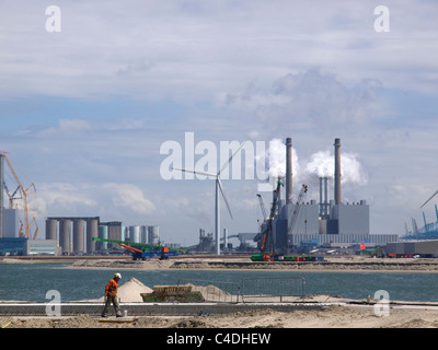 Der Hafen von Rotterdam ist eine sehr große Nutzerbasis von elektrischer Energie und es gibt mehrere Möglichkeiten, um das generieren. die Niederlande Stockfoto