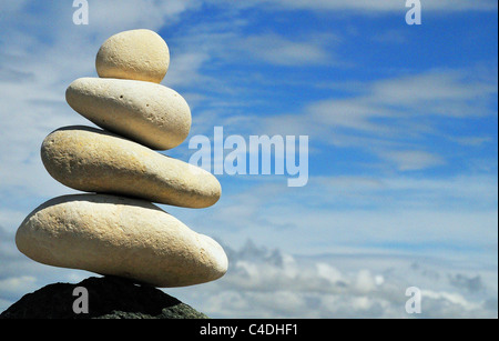 Ausgewogene Stapel der Felsen vor blauem Himmel. Stockfoto