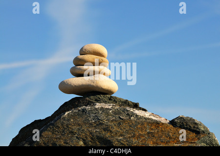 Ausgewogene Stapel der Felsen vor blauem Himmel. Stockfoto