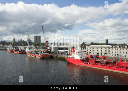 Nordsee Offshore Oil Rig Versorgung von Schiffen durch den Hafenstaat Quay angedockt. Aberdeen, Aberdeenshire, Schottland, Großbritannien, Großbritannien Stockfoto