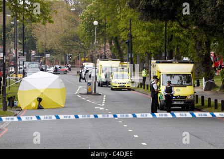 Polizei forensischen und Suche Offiziere bei der Szene von einem tödlichen Schüssen in Clapham Park Gegend von London Stockfoto