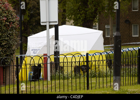 Polizei forensischen und Suche Offiziere bei der Szene von einem tödlichen Schüssen in Clapham Park Gegend von London Stockfoto
