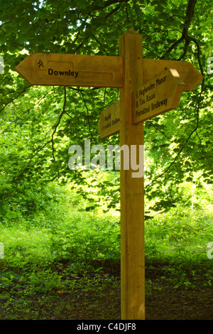Ein Trail-Marker auf Hughenden Anwesen in Buckinghamshire, Vereinigtes Königreich, zeigt den Weg zum Dorf Downley. Stockfoto