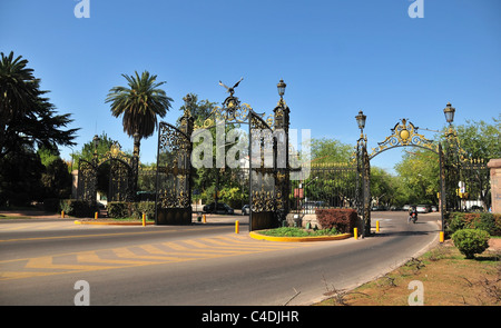 Blick in den Himmel blau (von innerhalb des Parks) Schwarz Metall dekorative Main Eingangstore, Park General San Martin, Mendoza, Argentinien Stockfoto