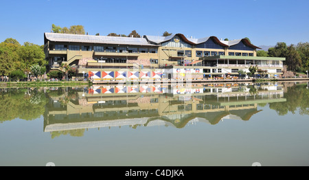 Blauer Himmel See Küste Regatten Club, reflektiert in stehenden Gewässern Lago del Parque, Park General San Martin, Mendoza, Argentinien Stockfoto