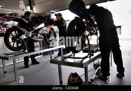 Ajo Moto GP 125 Team Grube bei Air Asia British GP Danny Kent und Jonas Folger Fahrer Stockfoto