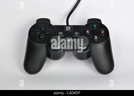 auch als Gamepad Joypad oder Control pad eine Art von game-Controller in der Hand auf weißem Hintergrund gehalten Stockfoto