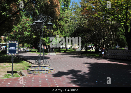 Sonnenschutz Ansicht blau Park Ortseingangsschild, rot Mosaik Fliesen Weg, Gras und grünen Bäumen, Plaza Espana, Mendoza, Argentinien Stockfoto