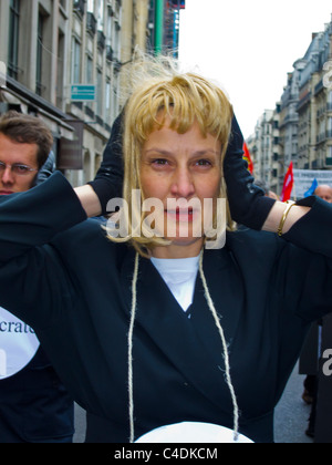 Paris, Frankreich, französische Aktivistin bei der Demonstration gegen Atomkraft, Greenpeace-Aktivistin mit Ohren, Umweltprotest, Atomenergieprotest Stockfoto