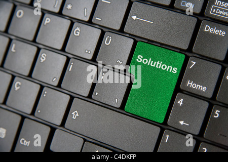 Eine Nahaufnahme mit einem Laptop Tastatur die Taste hat eine grüne Lösungen Stockfoto
