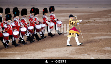 Trommler der Massed Bands des Geschäftsbereichs Haushalt marschieren und spielen bei der jährlichen Beating Retreat Zeremonie in London. Stockfoto