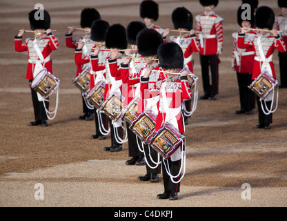 Trommler der Massed Bands des Geschäftsbereichs Haushalt marschieren und spielen bei der jährlichen Beating Retreat Zeremonie in London. Stockfoto