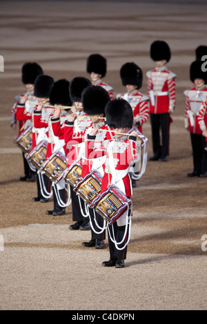 Trommler der Massed Bands des Geschäftsbereichs Haushalt marschieren und spielen bei der jährlichen Beating Retreat Zeremonie in London. Stockfoto