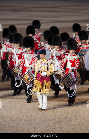 Trommler der Massed Bands des Geschäftsbereichs Haushalt marschieren und spielen bei der jährlichen Beating Retreat Zeremonie in London. Stockfoto