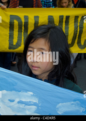 Paris, Frankreich, Umwelt Demonstration gegen Atomkraft, japanischen Kind Marschieren mit Zeichen Stockfoto