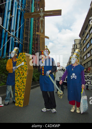 Paris, Frankreich, französische Demonstration gegen Atomkraft, marschieren mit Masken, tragen die Menschen und die Schatulle Kreuz auf Straße Stockfoto