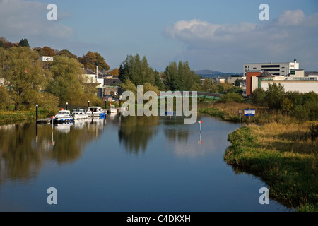 Enniskillen mit Brücke über den River Erne, Nebenfluss Beitritt Einkaufszentrum, Grafschaft Fermanagh, Nordirland Stockfoto