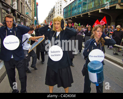 Paris, Frankreich, französische Demonstration gegen Atomkraft, französische Frau hält Ohren, Greenpeace-Aktivist Protest. Ehrenamtliche Arbeit, Atomenergie Protest Stockfoto