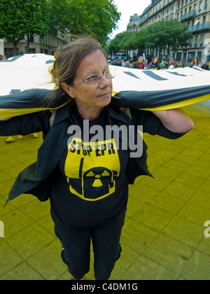 Paris, Frankreich, französische Demonstration gegen Atomenergie, Porträt mit riesigen Banner Woman-Schriftzug T-Shirt-Slogans Stockfoto