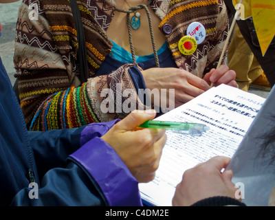 Paris, Frankreich, französische Demonstration gegen Atomkraft japanische Frauen, die Unterschriften für die Petition, ehrenamtliche Arbeit, Diskussion Stockfoto