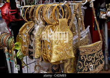 Damen-Handtaschen auf Chinatown Markt auf Pagoda Street, Singapur. Stockfoto