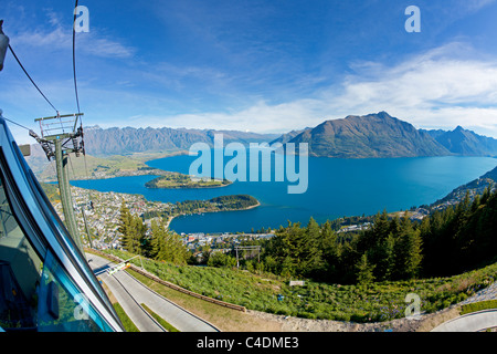 Blick auf Queenstown und Lake Wakatipu aus der Skyline Gondola Stockfoto