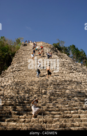Touristen klettern die Nohoch Mul Pyramide an den Maya-Ruinen von Cobá, Quintana Roo, Mexiko. Stockfoto
