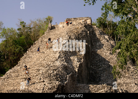 Touristen klettern die Nohoch Mul Pyramide an den Maya-Ruinen von Cobá, Quintana Roo, Mexiko. Stockfoto