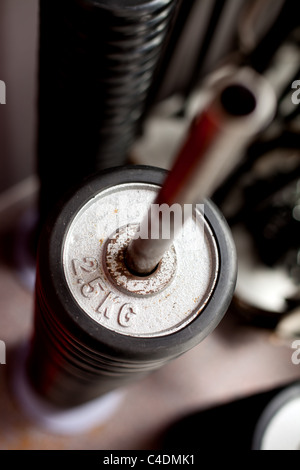 Stapel von Eisen Gewichte (Platten), obere Ansicht, geringe Schärfentiefe. Stockfoto