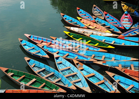 Bunte Sportboote am See Stockfoto