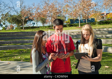 Multi ethnischen Rasse ethnisch Gruppe Teenager mit iPad iPhone mobile Telefon Blackfoot American Indian, Hispanic Jugendliche 14-17 Jahre alt alt alt Stockfoto